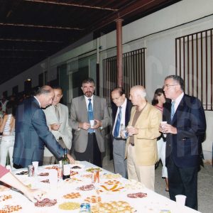 Personas asistentes a la fiesta de clausura de la temporada 2003/2004 del Club Natación Aranjuez