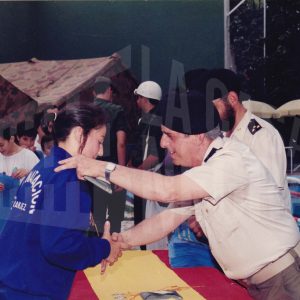 Un militar del Regimiento de Pavía nº 4 entrega una medalla a una nadadora del Club Natación Aranjuez