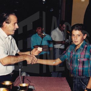 Antonio Talavera Palazón entrega un trofeo a un nadador en la clausura de la temporada 87-88 del Club Natación Aranjuez