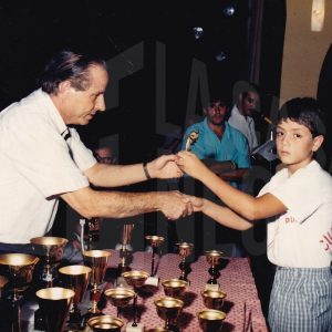 Antonio Talavera Palazón entrega un trofeo a un nadador en la clausura de la temporada 87-88 del Club Natación Aranjuez