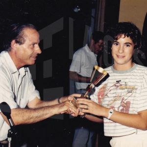 Antonio Talavera Palazón entrega un trofeo a un nadador en la clausura de la temporada 87-88 del Club Natación Aranjuez