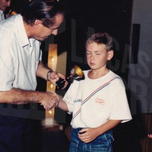 Antonio Talavera Palazón entrega un trofeo a un nadador en la clausura de la temporada 87-88 del Club Natación Aranjuez