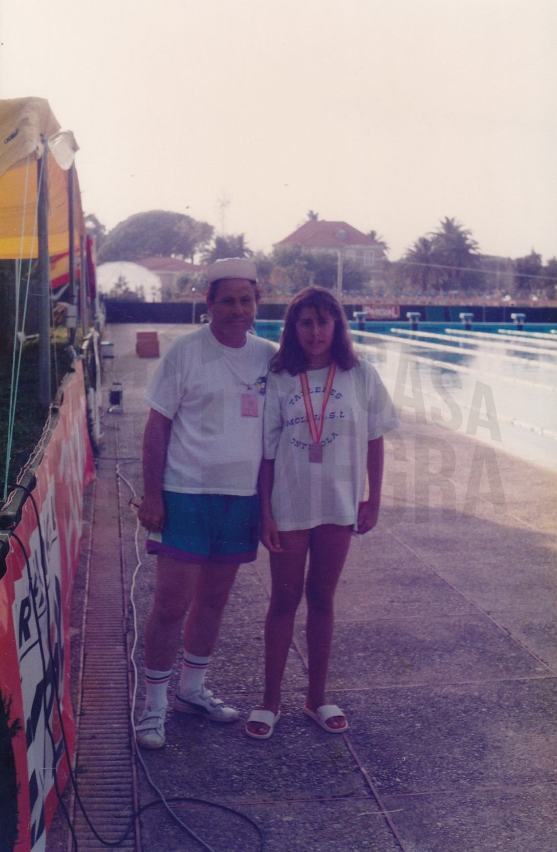 La nadadora Diana García Romero junto a Antonio Talavera Palazón en el Campeonato de España de Promoción en Puerto Real