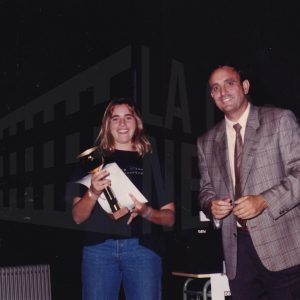 Un Teniente coronel de la Academia de Oficiales de la Guardia Civil de Aranjuez entrega un trofeo a la nadadora Cristina González en el acto de clausura de la temporada 89/90 del Club Natación Aranjuez