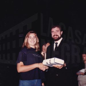 Julio Laguna Gascón, Comisario Jefe de la Policía Nacional en Aranjuez entrega un obsequio a la nadadora Cristina González en el acto de clausura de la temporada 89/90 del Club Natación Aranjuez