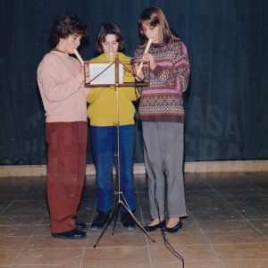 Actuación de tres flautistas en el Festival Cultural del Club Natación Aranjuez en 1990