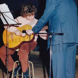 Actuación de un guitarrista en el Festival Cultural del Club Natación Aranjuez en 1990