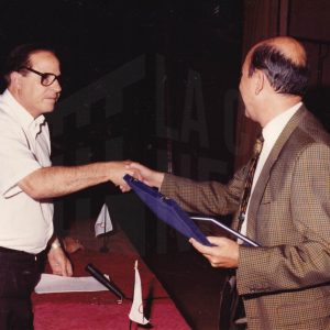 Antonio Talavera Palazón entrega una placa a Manuel Díez, Director de la sucursal del BBV, en la clausura de la temporada 91/92 del Club Natación Aranjuez