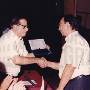 Antonio Talavera Palazón entrega una placa al Sr. Acevedo en la clausura de la temporada 91/92 del Club Natación Aranjuez