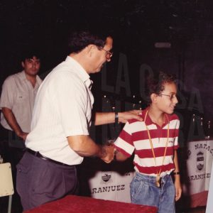 Un señor entrega una medalla a un nadador en la clausura de la temporada 91/92 del Club Natación Aranjuez