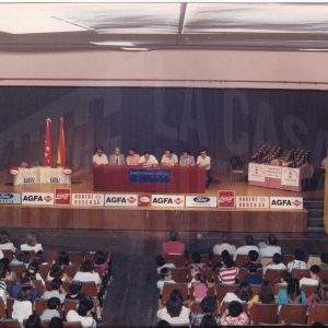 Mesa presidencial y público en la clausura de la temporada 91/92 del Club Natación Aranjuez
