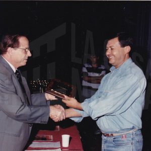 Antonio Talavera Palazón entrega una placa a un señor en la clausura de la temporada 92/93 del Club Natación Aranjuez