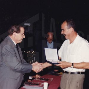 Antonio Talavera Palazón entrega una placa a Alejandro San Marcos en la clausura de la temporada 92/93 del Club Natación Aranjuez