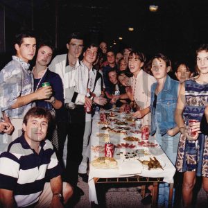 José Luis Talavera Gálvez junto a otras personas en el ágape en el acto de clausura de la temporada 93/94 del Club Natación Aranjuez