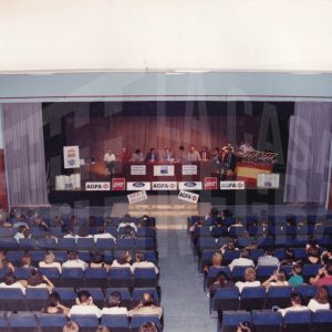 Mesa presidencial y público en el acto de clausura de la temporada 93/94 del Club Natación Aranjuez