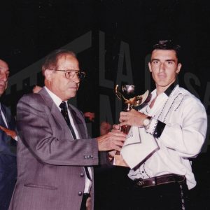 Antonio Talavera Palazón entrega un trofeo al nadador Sergio Gómez en la clausura de la temporada 93/94 del Club Natación Aranjuez