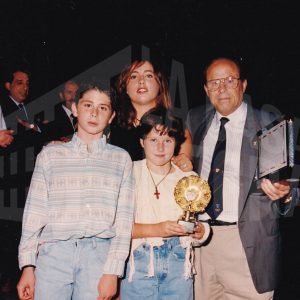 Antonio Talavera Palazón con varios nadadores en la clausura de la temporada 94/95 del Club Natación Aranjuez