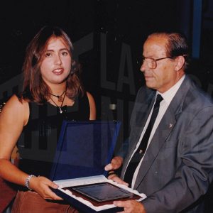 Antonio Talavera Palazón entrega una placa a  una señora en la clausura de la temporada 94/95 del Club Natación Aranjuez