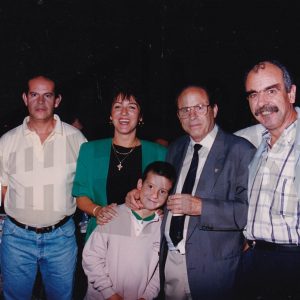 Antonio Talavera Palazón junto a otras personas en la clausura de la temporada 94/95 del Club Natación Aranjuez