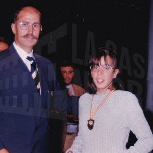 A. Espejo junto a la nadadora González con su medalla en la clausura de la temporada 95/96 del Club Natación Aranjuez