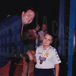 El Concejal de Deportes, Víctor Martínez Osteso, entrega una medalla a una nadadora en la clausura de la temporada 95/96 del Club Natación Aranjuez