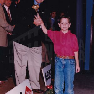 Antonio Talavera Palazón entrega un trofeo a un nadador en la clausura de la temporada 95/96 del Club Natación Aranjuez