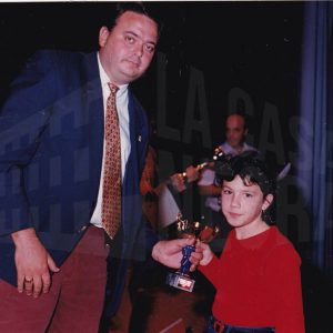 El Concejal de Deportes, Víctor Martínez Osteso, entrega un trofeo a la nadadora Elsa en la clausura de la temporada 95/96 del Club Natación Aranjuez