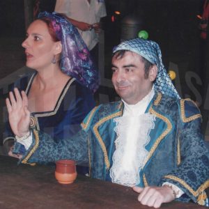 Vecinas y vecinos de Aranjuez durante la representación del Asalto al Palacio de Godoy en las Fiestas del Motín de 2008