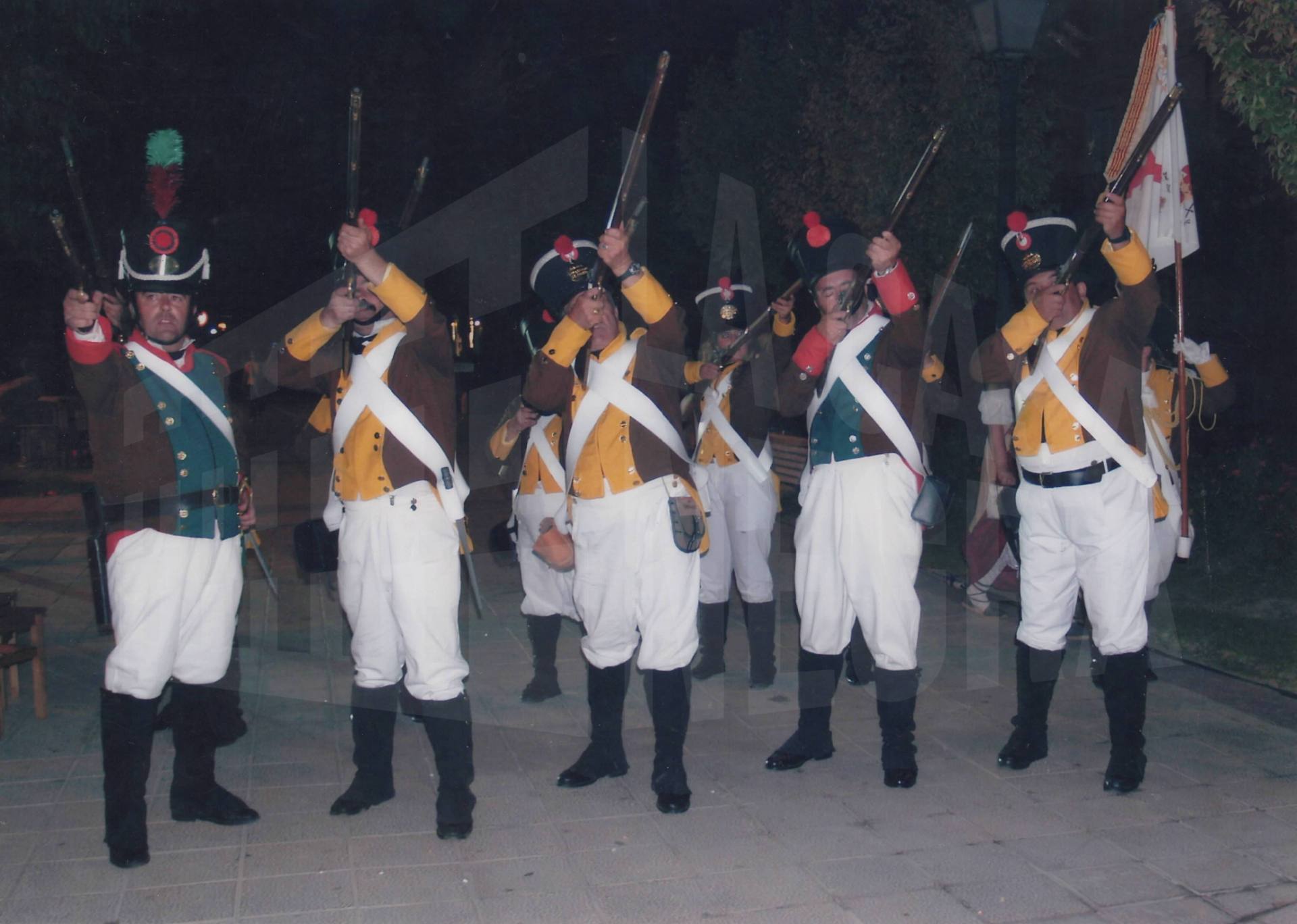 Vecinos de Aranjuez durante la representación del Asalto al Palacio de Godoy en las Fiestas del Motín de 2013